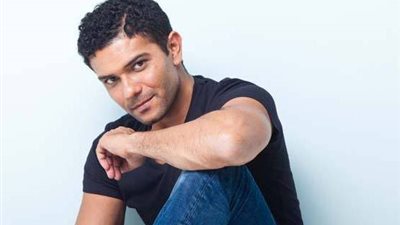 آسر ياسين يجري استطلاع رأي حول نهاية مسلسله «30 يوم»