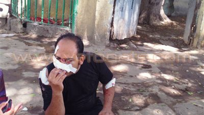 بالفيديو.. مصاب أمام مستشفى السلام: «الإدارة طردتني وقالتلى اعمل محضر»