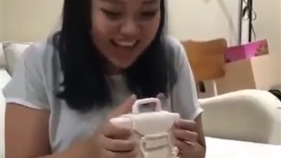 هدية غير متوقعة بعيد ميلاد امرأة تدخلها في نوبة ضحك (فيديو)