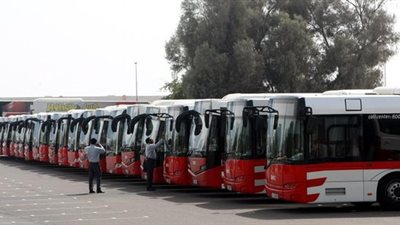 سائقو الحافلات الفرنسية يرتدون التنانير اعتراضا على حظر «الشورت»