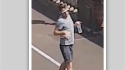 امرأة تصور رجلا يرقص وسط الشارع (فيديو وصور)