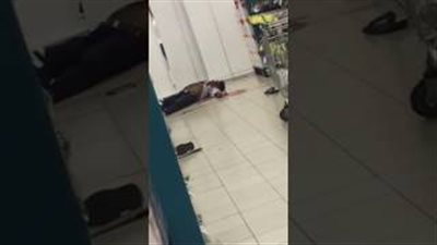 بالفيديو.. لقطات مروعة للحظة مقتل شخص طعنا في أحد مولات جدة