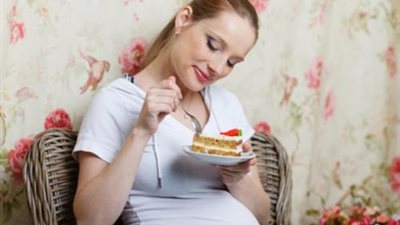 للحامل.. أطعمة تتسبب في زيادة وزنك تجنبيها