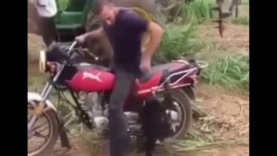 بالفيديو.. رد فعل قرد منعه صاحبه من ركوب الدراجة النارية