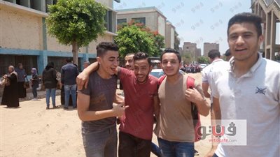 بالصور.. ضبط هاتفي محمول بامتحانات الثانوية في الشرقية