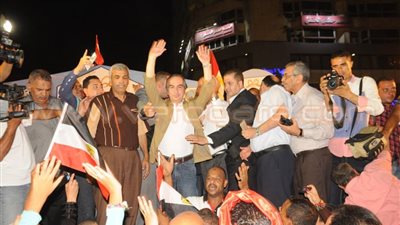 بالصور.. محافظ الجيزة يشارك في احتفالات القناة بميدان النهضة