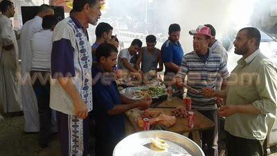 بالفيديو.. كبابجى بكفر الشيخ يوزع الكفته مجانًا احتفالا بالقناة