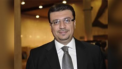 الليثي يؤدي العمرة بعد الانتهاء من تسجيل برنامجه على «نجوم إف إم»