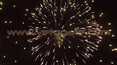 بالصور.. إطلاق الألعاب النارية في السويس لإعلان انتهاء الاحتفال بالقناة