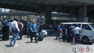 بالصور.. إقبال كثيف على موقف رمسيس وارتفاع الأجرة بسبب العيد