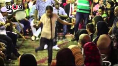 بالفيديو.. طفلة تلهب حماس المشاركين في احتفالات قناة السويس