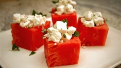 طريقة إعداد سلطة البطيخ بـ «جبنة فيتا والنعناع» لمواجهة حر الصيف