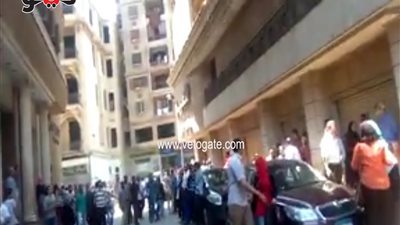 بالفيديو.. مظاهرة لموظفي النيابة الإدارية أمام محكمة زنانيري.. المحتجون يعترضون على فصلهم لتعيين أبناء العاملين.. مشادات كلامية بين المتظاهرين والأمن.. والشرطة تنجح في فض التظاهرة