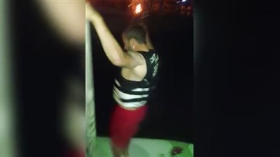 بالفيديو.. شاب يتعرض لموقف محرج أثناء استعراض مهاراته في التجديف