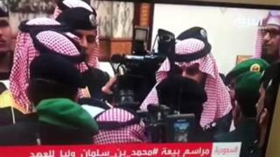 بالفيديو.. رد فعل ولي العهد السعودي لحظة طلب مواطن التقاط «سيلفي» معه