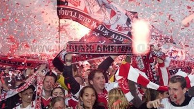 احتجاز 25 من مشجعي 