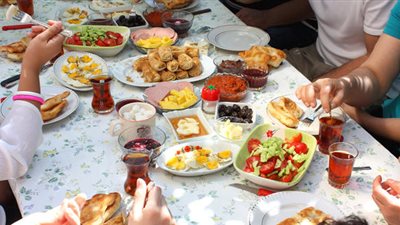 «خريطة صحية لجني ثمار رمضان».. الحذر من تناول السكريات.. تقليل مشاهدة التليفزيون.. استغلاله لتحسين الصحة العامة.. ودراسات علمية: الصوم يقي من أمراض مزمنة ويضمن استمرار حيوية الشباب