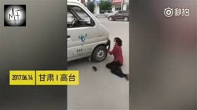 بالفيديو.. امرأة محتالة تضرب رأسها في السيارة للحصول على الأموال