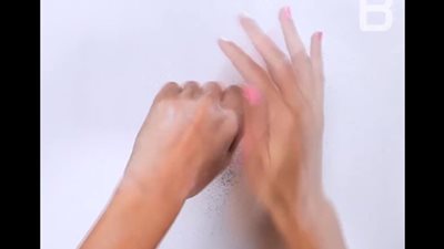 بالفيديو.. أسهل طريقة للتخلص من رمال الشاطئ الملتصقة بالجسد