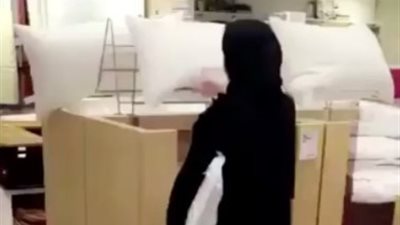 بالفيديو.. امرأة تجرب وسادة نوم في محل تثير دهشة السعوديين