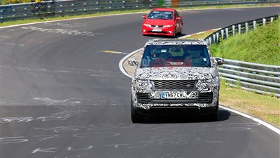 رينج روفر تختبر سيارتها السيدان في حلبة ألمانيا (صور)