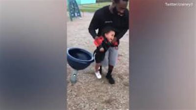 بالفيديو والصور.. طفل يتعرض لموقف محرج بسبب لعبة