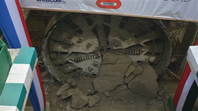 لحظة إطلاق إشارة دخول ماكينة الحفر العميق لمحطة ماسبيرو (فيديو)