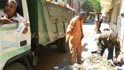 بالصور..عمال نظافة قنا يرفعون مخلفات الاحتفال بالقناة الجديدة