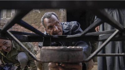 كفيف بـ100 مبصر.. موقع أمريكي يرصد حكاية خمسيني فاقد بصره يصلح الأجهزة المنزلية في شبرا