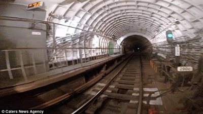 بالفيديو والصور.. شاب يتعلق بقطار مسرع مخاطرا بحياته