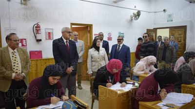 رئيس جامعة المنصورة يتفقد إعادة امتحان 