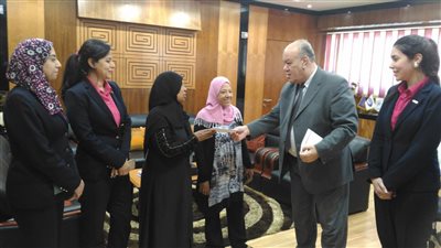 مطار القاهرة يكرم عاملتين لأمانتهما