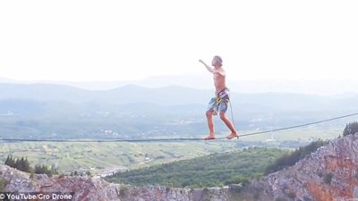 بالفيديو والصور.. 6 متهورين يخاطرون بحياتهم سيرا على حبل معلق