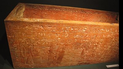 ضبط قطعة أثرية مسروقة من مقبرة بصحراء سقارة بالجيزة