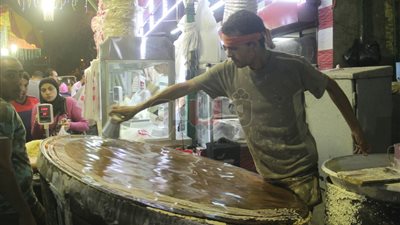 الكنافة والقطايف.. فاكهة المصريين بعد الفطار في رمضان (صور)