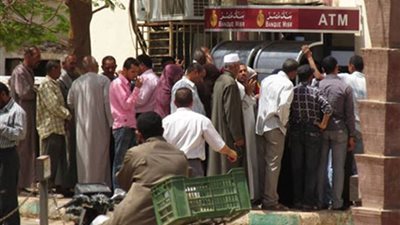 زحام على ماكينات «ATM» لصرف المرتبات مع اقتراب العيد