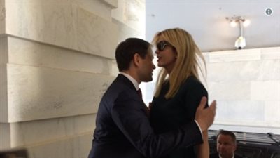 بالصور.. الأمريكيون يسخرون من حضن إيفانكا ترامب وعضو بالكونجرس