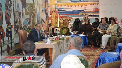 محافظ الإسماعيلية يناقش خطة عمل اللجنة المحلية للخدمة العامة