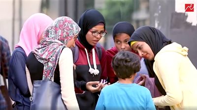 «الصدمة» يكشف رد فعل المصريين لحظة تخلى أم عن ابنها في الشارع (فيديو)