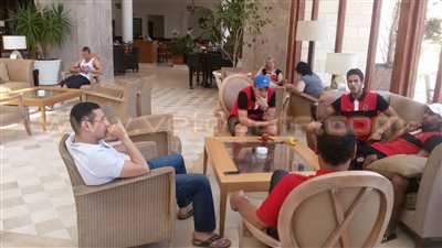 بالصور.. «عبد الصادق» والكفراوي يجتمعان بنجوم الأهلي بعد الغداء بتونس