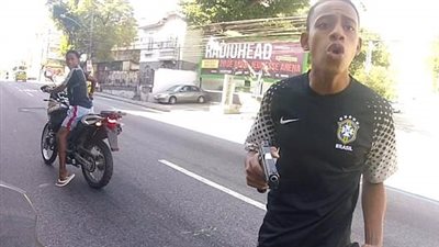 مسلح يطلق النيران على ضحيته بعد استسلامها (فيديو وصور)