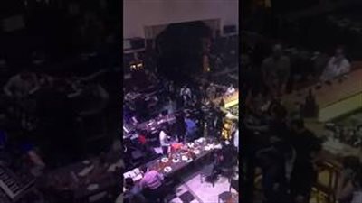 رد فعل امرأة ضبطت زوجها مع نساء داخل مطعم في بيروت (فيديو)