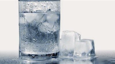 أستاذ تغذية يكشف 5 أضرار صحية في المياه المثلجة