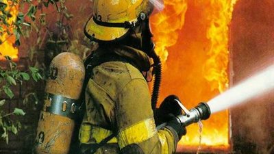 حريق هائل بعقار 