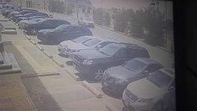 لحظة سرقة لص هاتف محمول من سيارة بالرياض (فيديو)