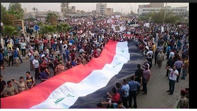 بالصور.. تظاهر آلاف العراقيين في بغداد والشرطة تطلق الغاز لتفريقهم