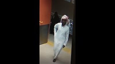 لحظة اعتداء مجهول على ممرض بسلاح أبيض داخل مستشفى (فيديو)