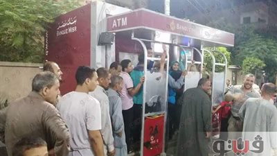 بالصور.. زحام أهالي الشرقية على ماكينات «ATM» لصرف المرتبات