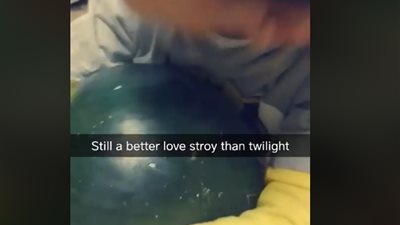 طفل يثير ضجة بتدليله ثمرة بطيخ (فيديو)