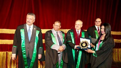 آداب القاهرة تكرم صحفية بوكالة أنباء الشرق الأوسط في عيد الخريجين